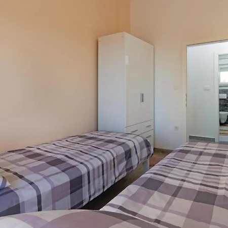 Holiday home 4 Bedroom Stunning In Vodnjan Mednjan