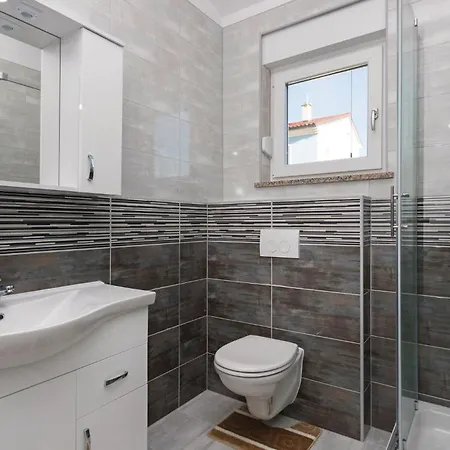 Holiday home 4 Bedroom Stunning In Vodnjan Mednjan