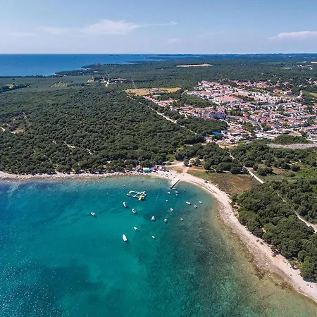 Four-bedroom In Hébergement de vacances Vodnjan