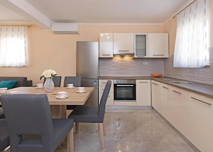 Hébergement de vacances Four-bedroom In Vodnjan